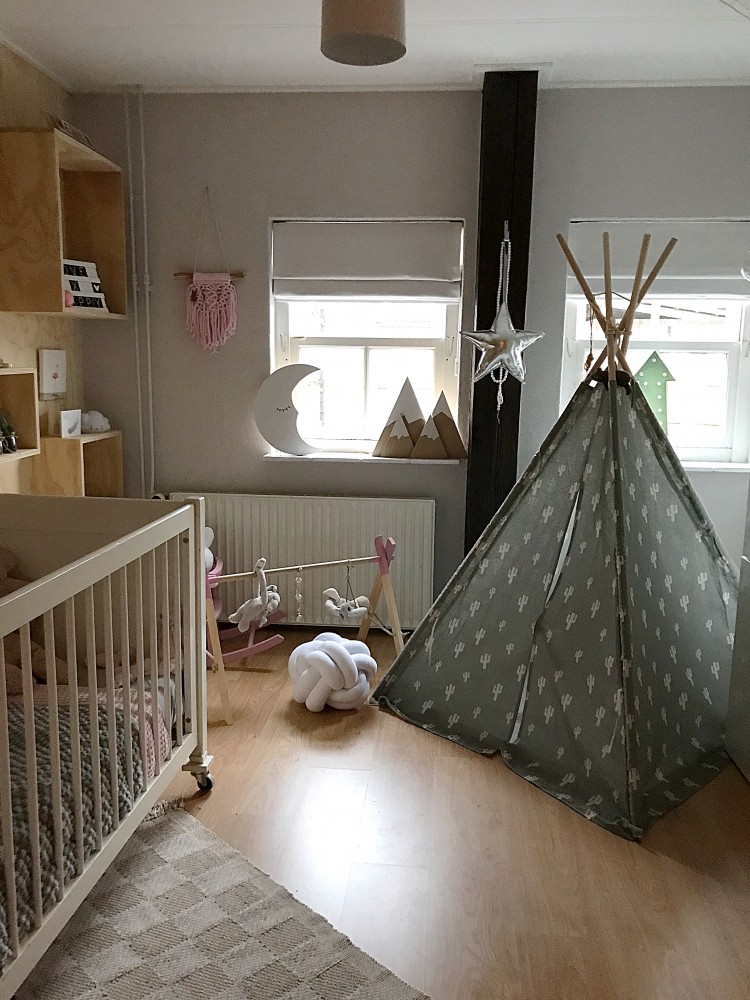 De slaapkamer van Melin, lief met een tintje roze! 