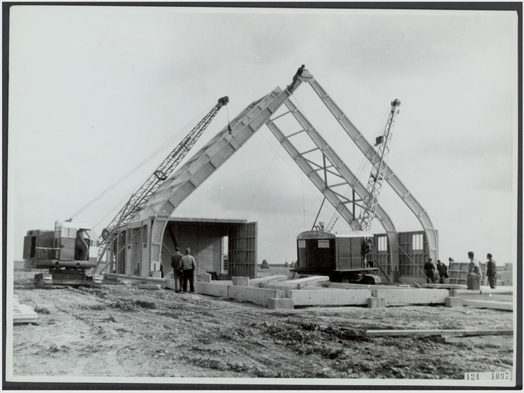 Boerderijen in Noordoostpolder bij NV Schokbeton te Kamen 17 april 1950 h-1024x769