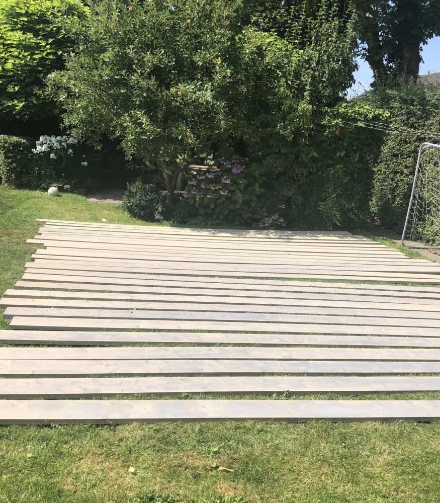 planken Een zwembad met terras in eigen tuin