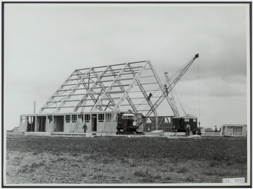 Een pregefabriceerde schuur wordt opgebouwd. Montage landbouwschuur e-1024x764