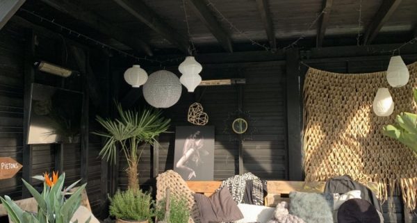zwart in de tuin