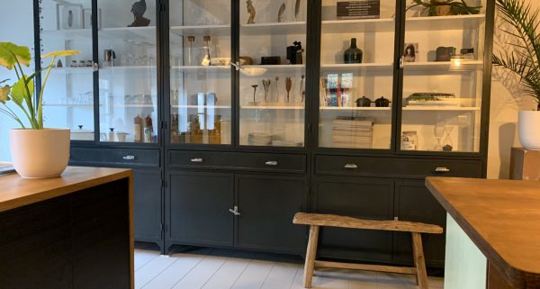 Een houten bankje in huis kan op vele plekken stijlen in huis