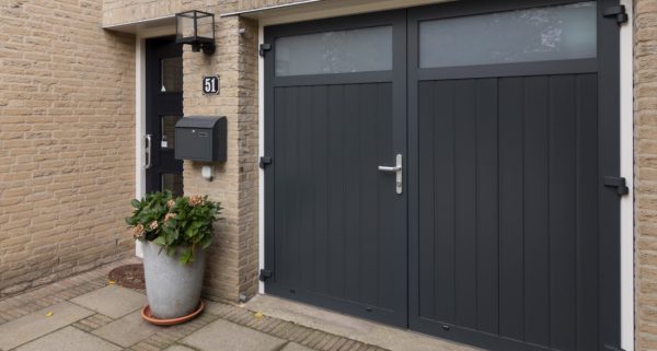 Overweegt u een openslaande garagedeur? Hier moet u rekening mee houden!